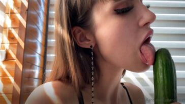 arianarealtv sucking cucumber onlyfans video leaked